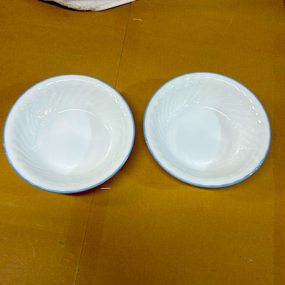 Corelle 2 pc English Meadow Cereal/Soup/Salad bowls white swirl  7.25”